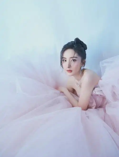 杨幂今日#星光大赏红毯#造型|身着giambattista valli 2020 秋冬高定