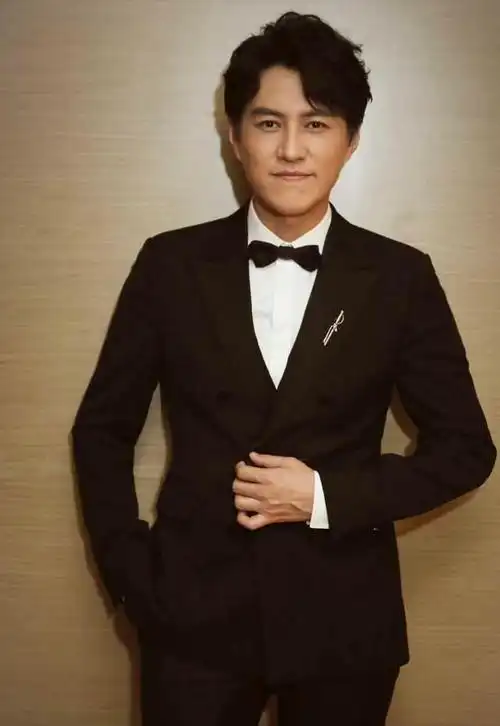 45岁靳东再添新职,合照低调站在边角,近照曝光身姿笔挺发福明显