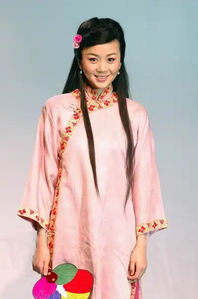 黑色喜剧《秀才与刽子手》主演-王一楠