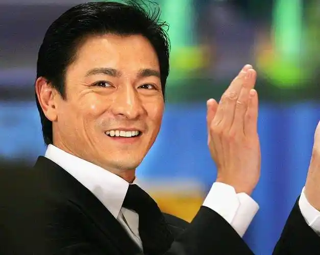 原创58岁刘德华被偶遇路人镜头下颜值太真实面露灿笑状态似小伙