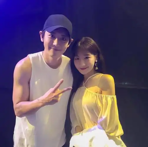 朴灿烈被曝交往女友并出轨3年劈腿10人经纪公司回应没立场