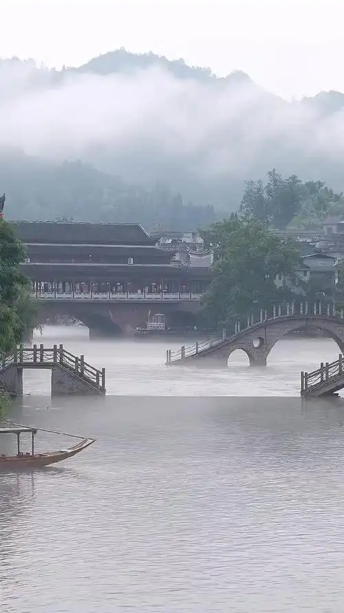桥如虹,水如空,侧船篷,使江风,江南烟雨朦胧,却不见你的身影.