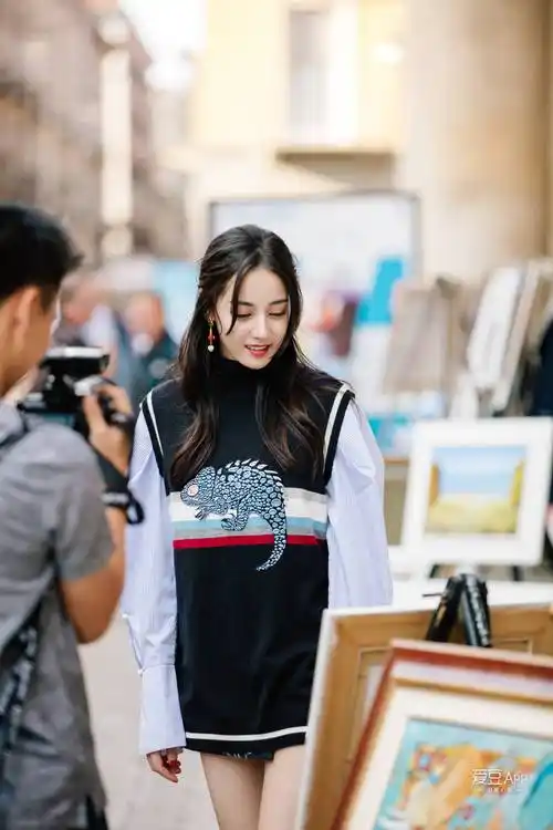 [迪丽热巴][分享]171004 迪丽热巴米兰街拍新照解封 感受米兰名媛的