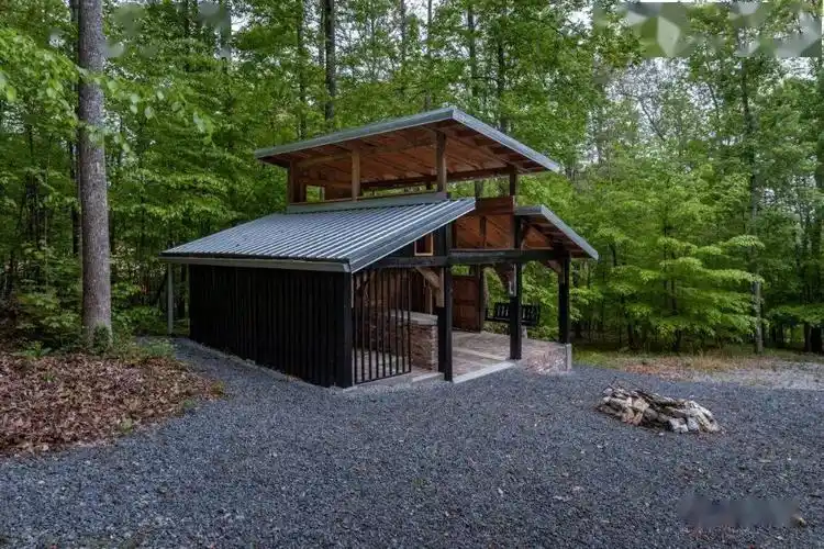 建筑师利用回收材料自建露营地小木屋