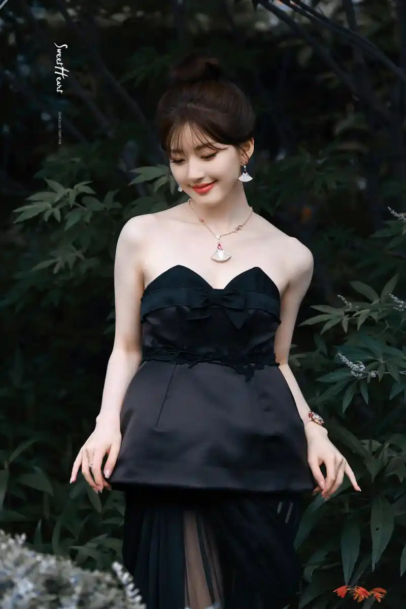 欧洲古堡中,赵露思一身黑色晚礼服,雍容华贵,倚靠在栏杆之上,东方美女