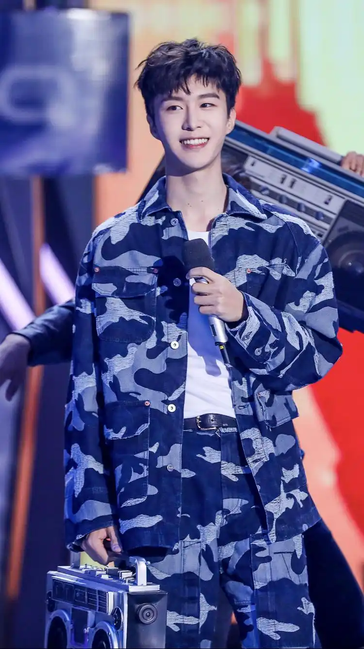 品牌认领范丞丞亮相快本服装 迷彩套装勾勒少年阳光帅气模样