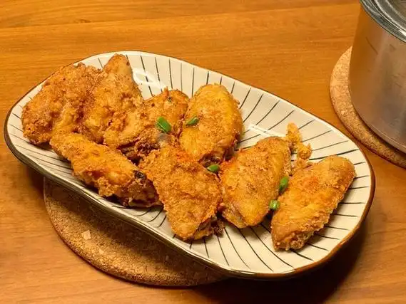 偶尔下厨的小王做的好吃到舔手指的蒜香炸鸡翅