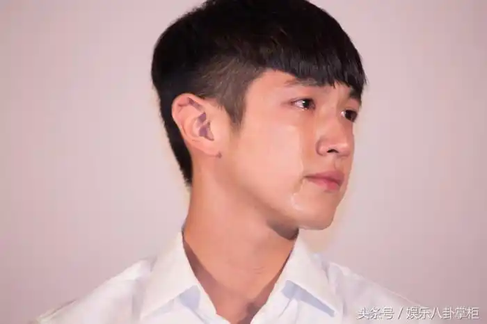 在前段时间某个品牌的代言活动上,因为柯震东发出了自己站台的照片,不