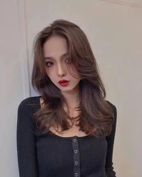 老,可谓是完美的魅力造型设计之一,整体的造型效果自然蓬松女人味十足