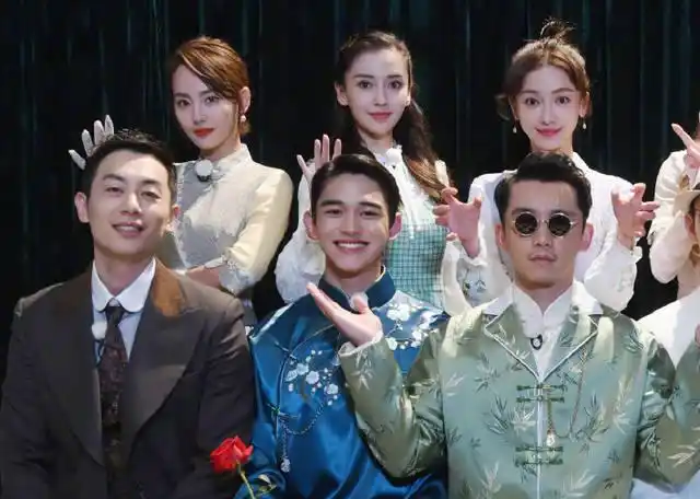 都说吴谨言杨颖长得像,直到两人同框合照后,才知道到底有多相似