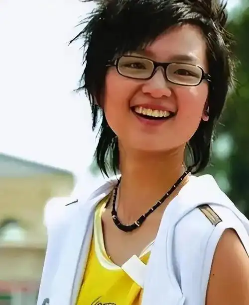 2005年,正在读大二的周笔畅报名参加了《超级女声》.