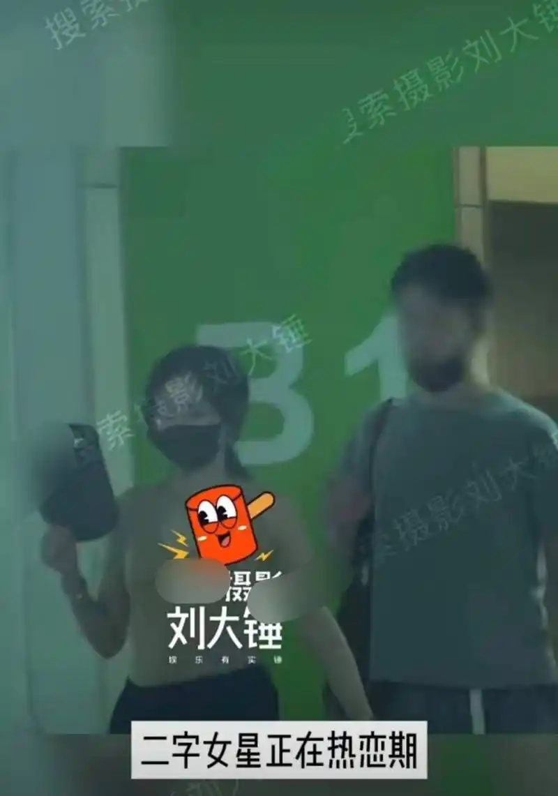 黄龄和男友手牵手逛街,感情甜蜜身高差很萌