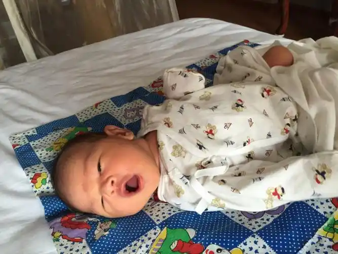 16年7月20日出生后第8天终于有精力看大宝贝了已经能玩儿1个小时了