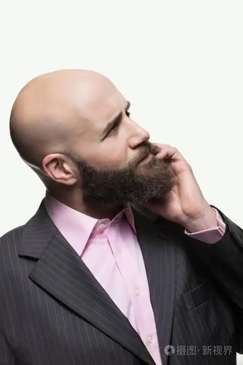 留着胡子的年轻光头男人照片-正版商用图片0x8t6v-摄图新视界