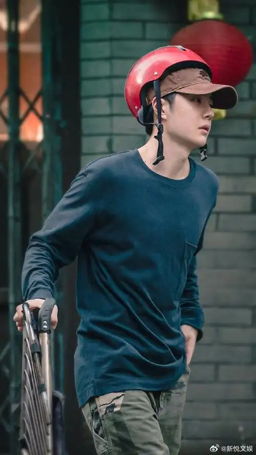 王一博陈烁帽子叠戴##王一博棒球帽上戴头盔