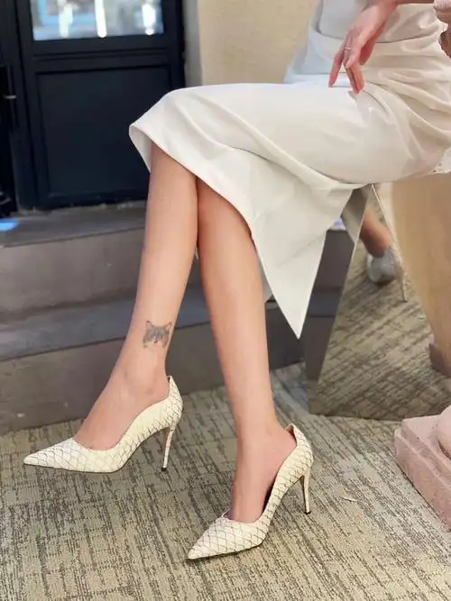 本周末的女人味来自这双绝美荷叶边高跟鞋