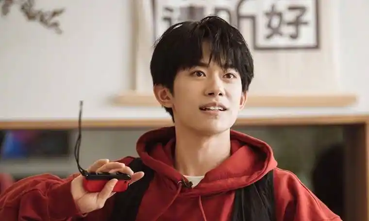 《少年的你》喜获最佳影片奖,其中的男女主角易烊千玺周冬雨,也成为了