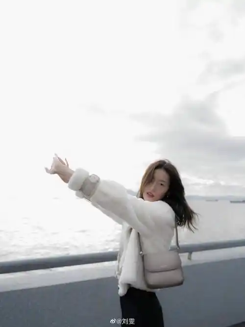 超模刘雯疯起来了在海边吹风玩泡泡每一张都是大长腿