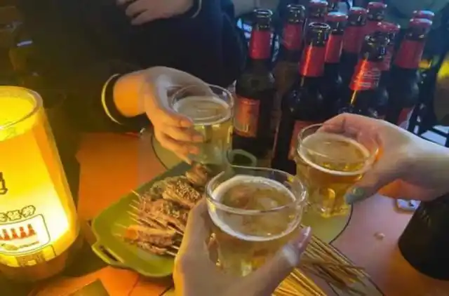 闲着没事的时候就喜欢约几个朋友吃个饭喝喝酒,以此来打发自己无聊的