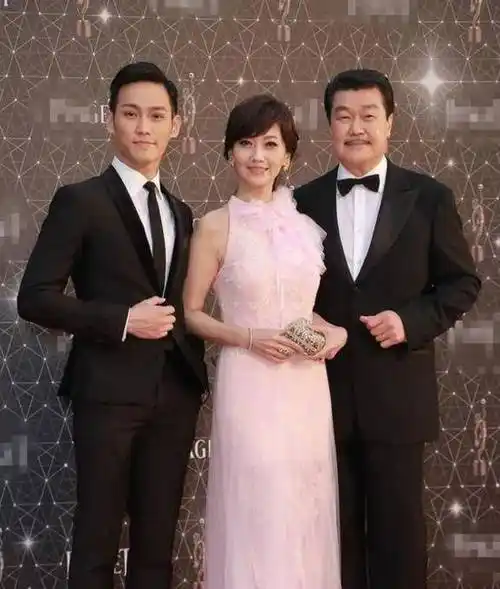 赵雅芝和儿子同台如姐弟_黄锦燊_小时候_孩子