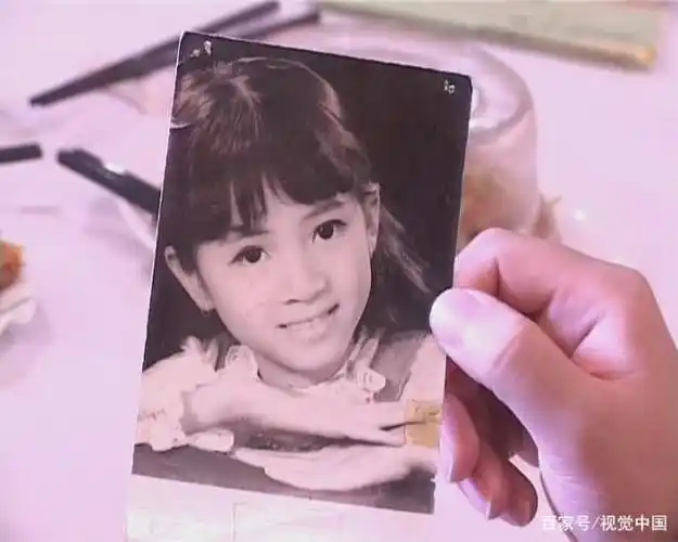 梅艳芳小小年纪,也缺少了很多的关爱和美好的童年.