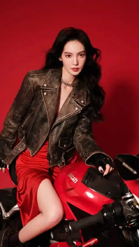 动作的转变,百变女郎说的就是金晨吧,期待金晨今晚的舞台#金晨皮衣红