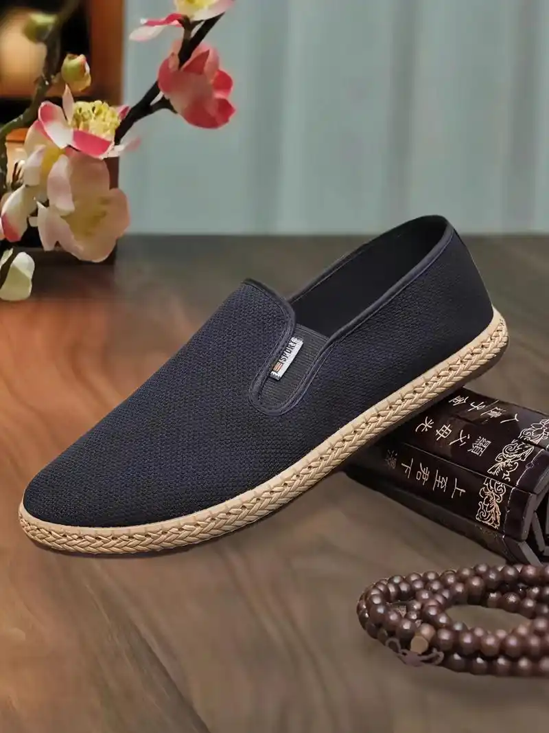 品味经典的老北京布鞋,男士单鞋平底设计,透气舒适.防滑耐磨的 - 抖音