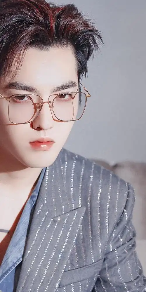 幸福丶不请自来从【荷香引】转采于2021-09-30 10:32:32吴亦凡人物