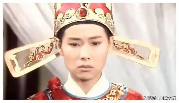 "许仙"叶童30年再现西湖,满头白发,"许仙"老了也帅气