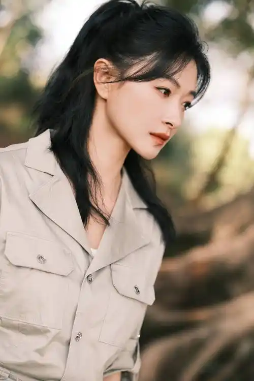 张新成 ,万茜主演电视剧《群星》 集数:55min*16集/季 导演:丁顶