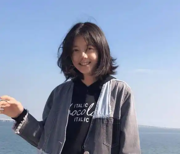 看来17岁的赵今麦真的是年龄使然,什么照片都不怕,而且真的是因为底子