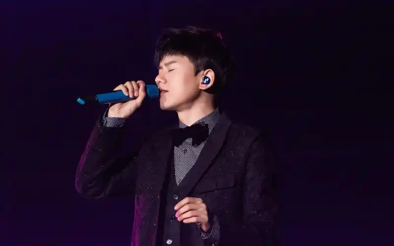 歌手张杰演唱会现场高清帅气图片桌面壁纸-大陆明星-手机壁纸下载-美