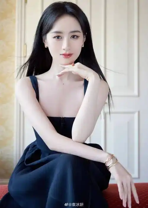 原创美女袁冰妍穿吊带衣裙超惊艳雪肤玉貌太性感撩人