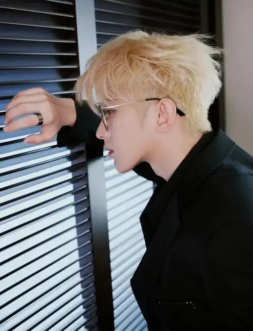 蔡徐坤金发眼镜大片"鲨"疯全场 玩转艺术概念创意不断