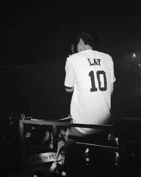 求张艺兴穿背后有10的衣服的背影照,无水印