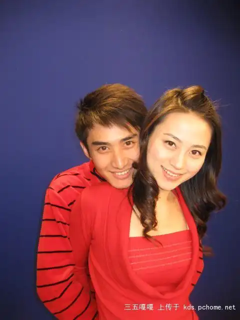 生后时尚频道主持人小美和路易的照片