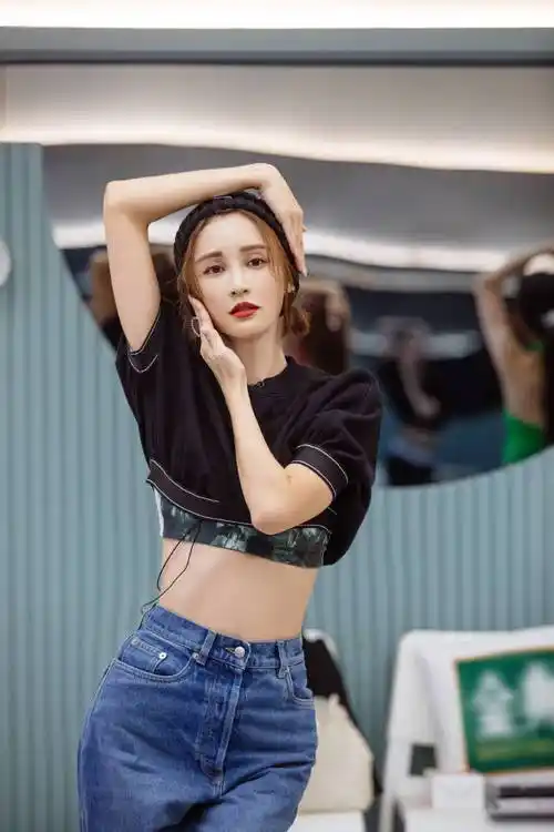 张歆艺蚂蚁腰过于火辣,又细又薄没一点赘肉,肋骨突出太吸睛_二姐_长裙