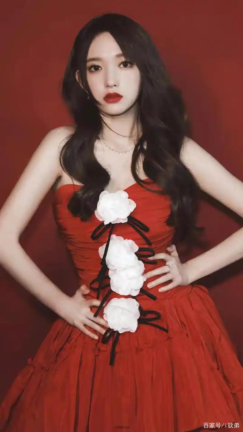 程潇的红色露背晚礼服