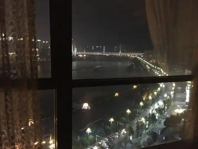 窗外景致还是不错的,比较赏心悦目,尤其是晚上