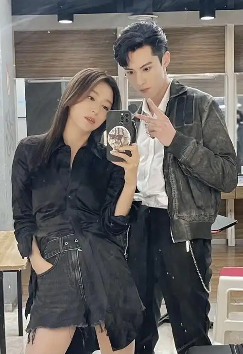 王鹤棣秦岚假戏真做机场毫不避讳亲密接机又是一对年下姐弟恋