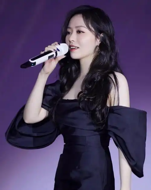 歌声动听的张靓颖气质出众温文尔雅的写真照