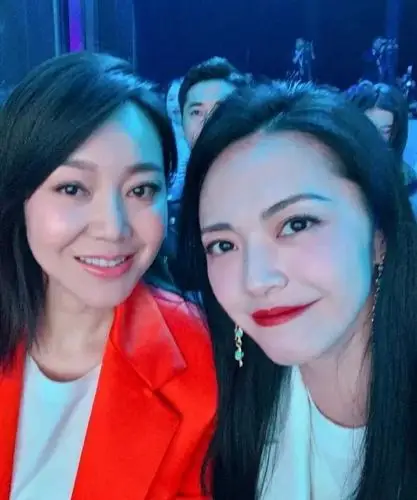 闫妮与姚晨同框出镜,穿橘色西服套装衬肤色蜡黄