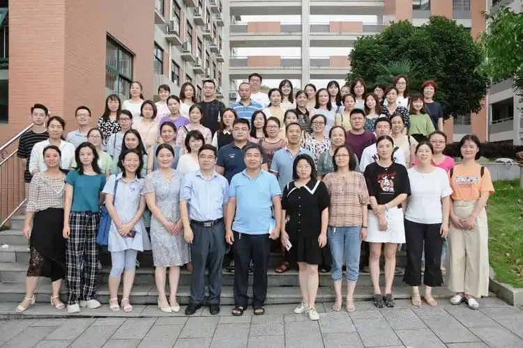 图为:骨干班主任大合影!