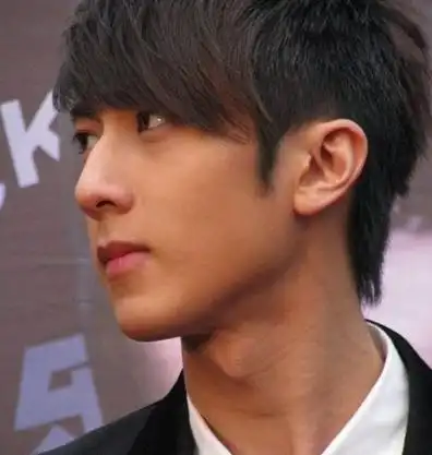 图吴尊侧面帅气完美惨遭女儿强行喂糖吃被指溺爱