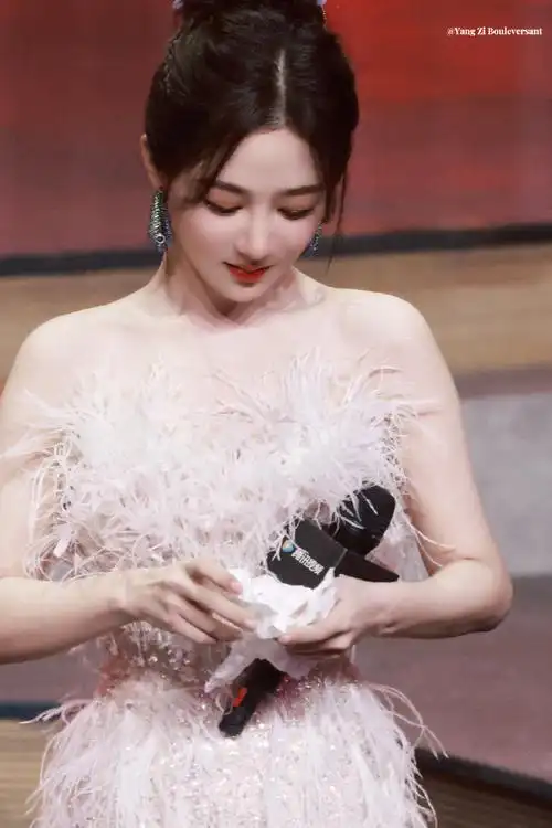 杨紫流光羽毛裙##杨紫张晚意复刻夭玹名场面##扶杨紫的小姐姐撞搅了