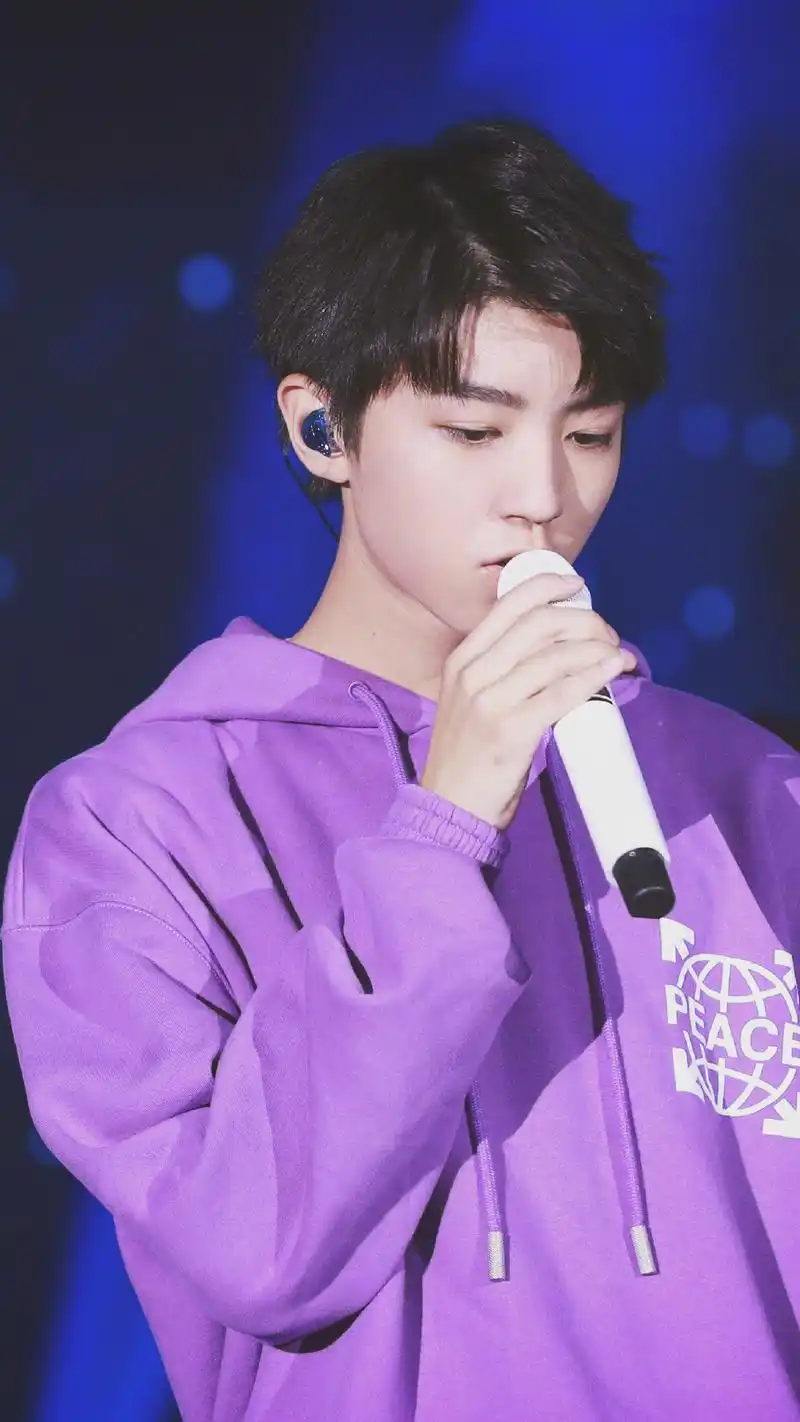 王俊凯私服也可以穿得那么好看,这款紫色卫衣你打几分?