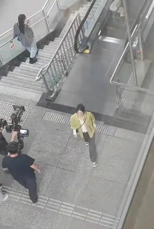 赵丽颖与助理确认剧本.赵丽颖尹昉正在拍摄对手戏.