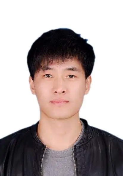 哪位高手会用ps,给小弟把这张照片背景变成白色的2寸照片,千万不能留