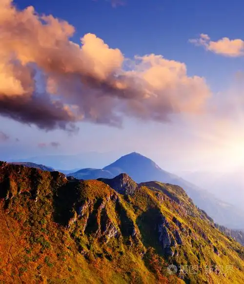 早晨的阳光在山