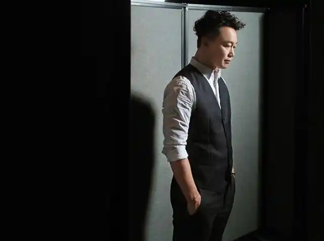 图陈奕迅专辑封面曝光戴面具扮胡子大叔